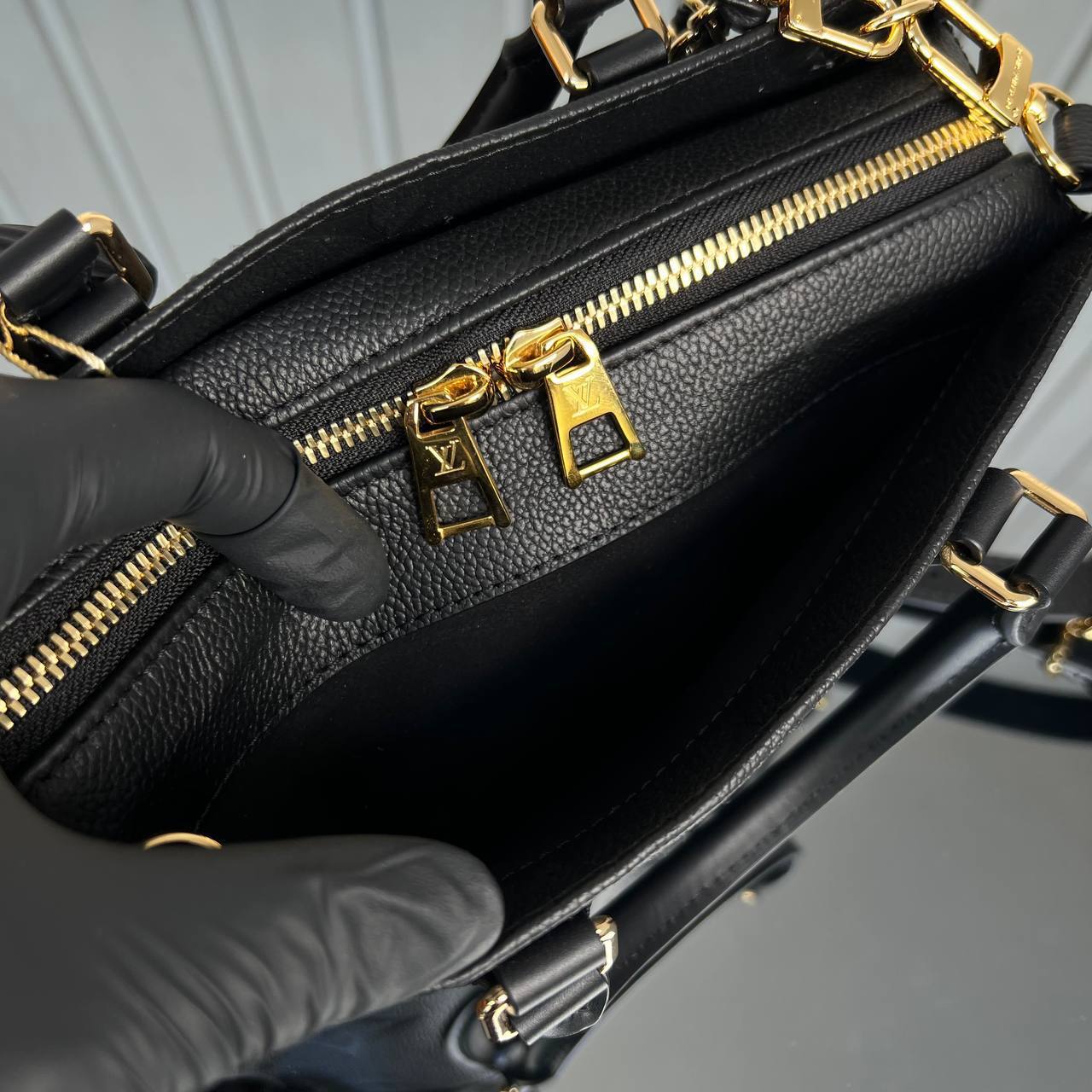 Louis Vuitton OnTheGo East West

5749-1 ⭐️