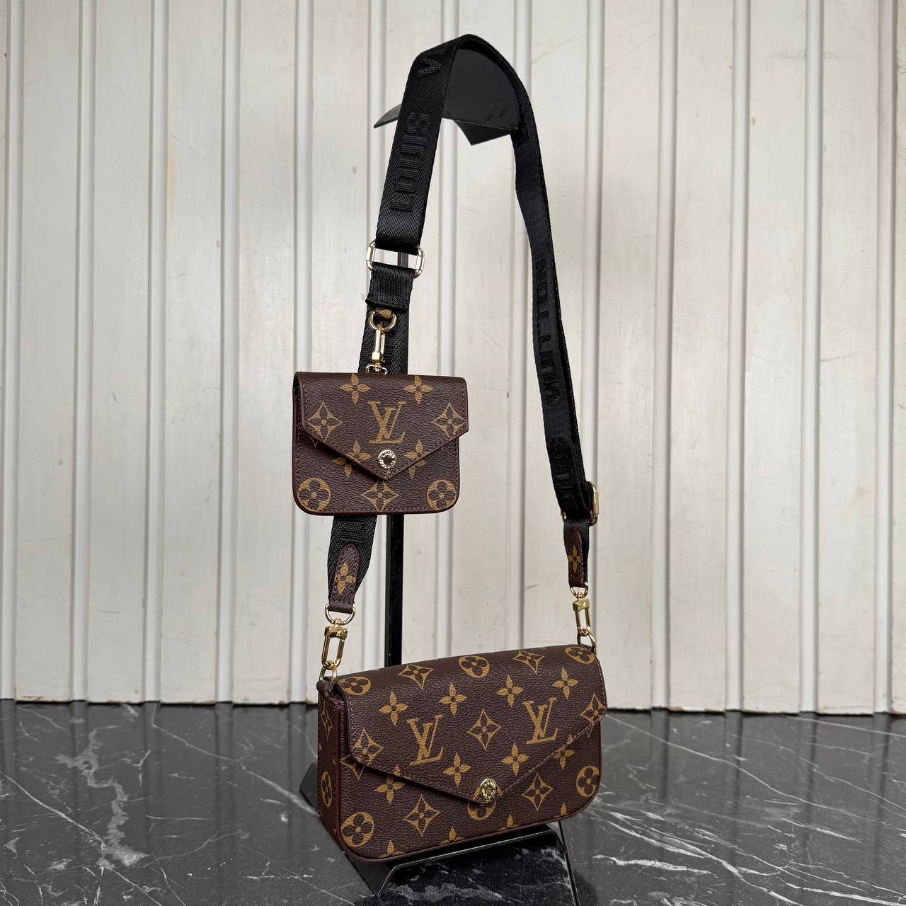 Louis Vuitton Felicie Strap & Go Wallet 

5654