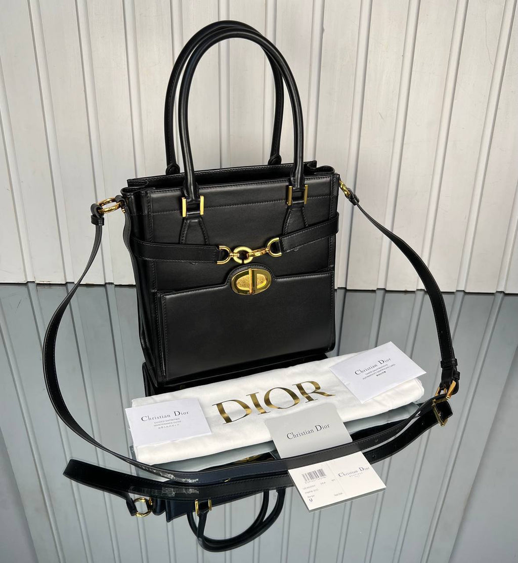 Christian Dior Square Tote Bag Medium

24x24 cm 
5855 ⭐️