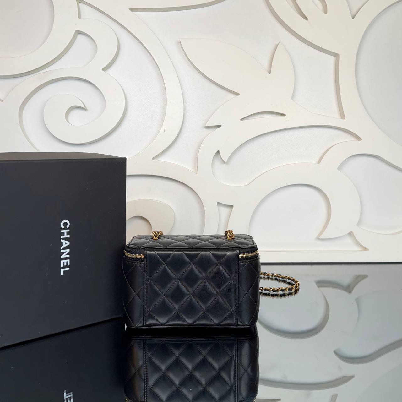 Chanel Small Vanity Bag with Goldball Hardware

16x10 cm
910218 ⭐️