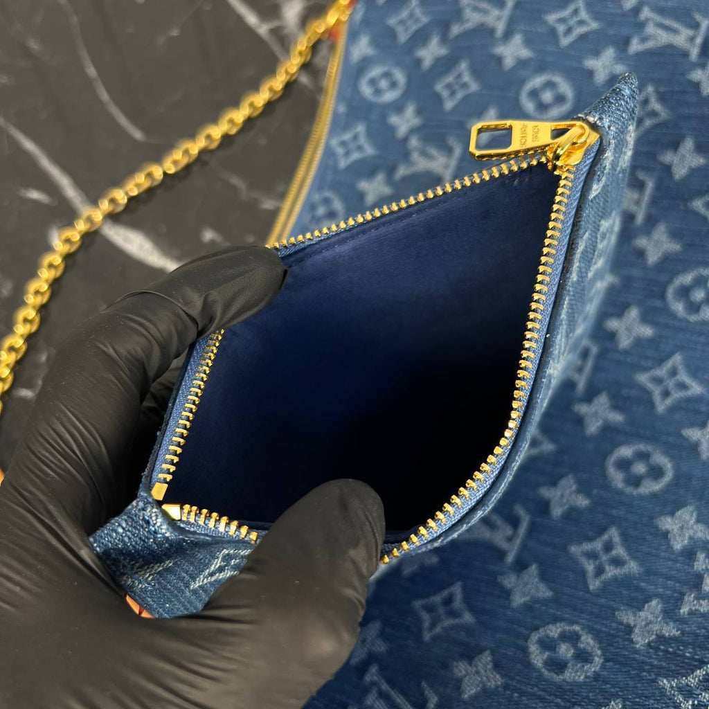 Louis Vuitton Loop Hobo Denim Bag
5837-20