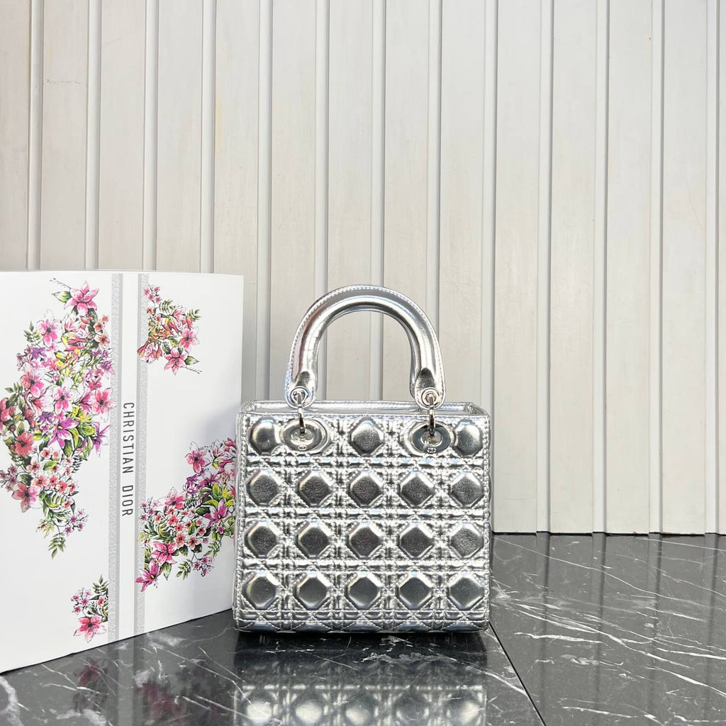 Christian Dior Lady Dior Medium

20x18 cm 
6268-1 ⭐️