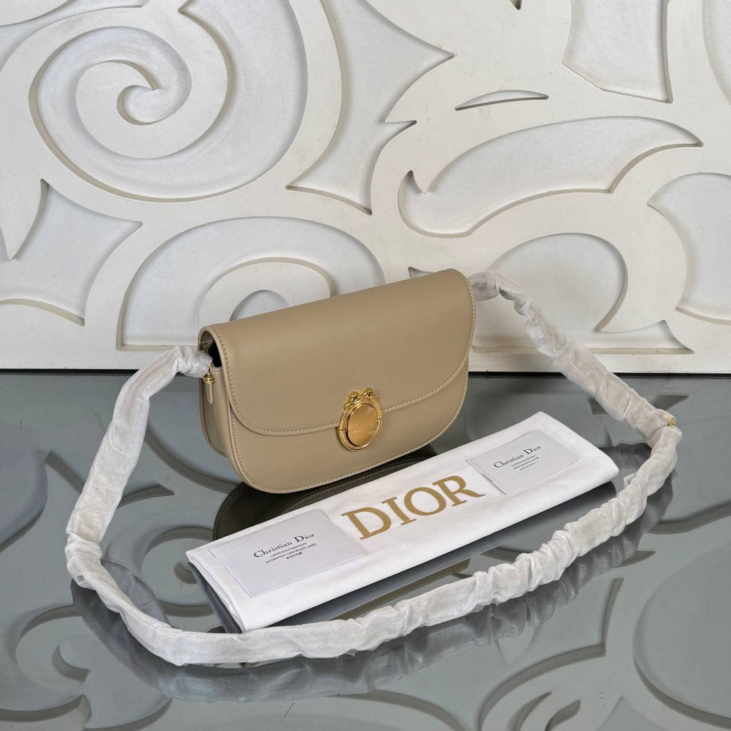 Christian Dior Medallion Flap Bag Medium

23.5x16.5 cm 
910937 ⭐️