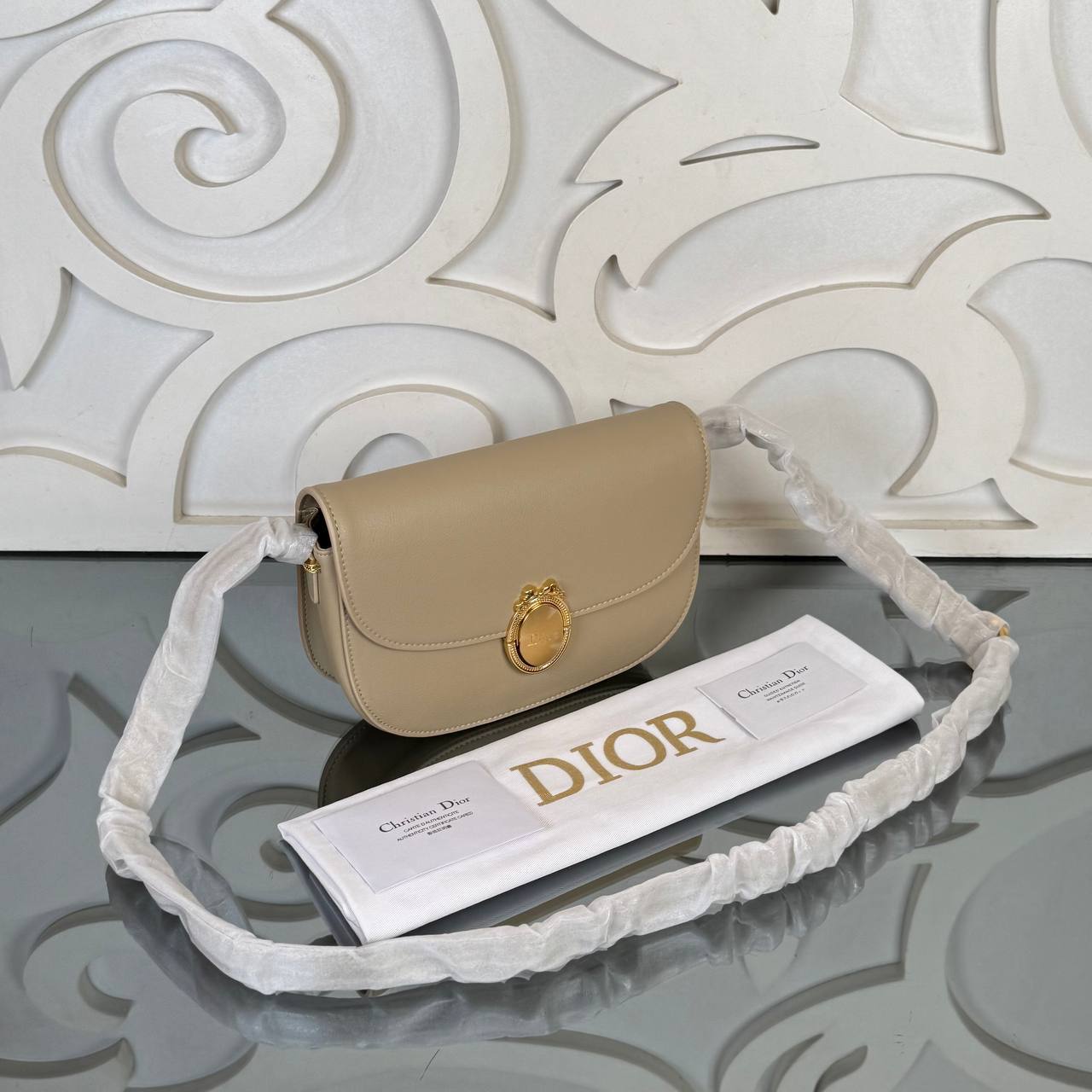 Christian Dior Medallion Flap Bag Medium

23.5x16.5 cm 
910937 ⭐️