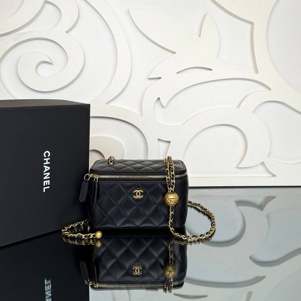 Chanel Small Vanity Bag with Goldball Hardware

16x10 cm
910218 ⭐️
