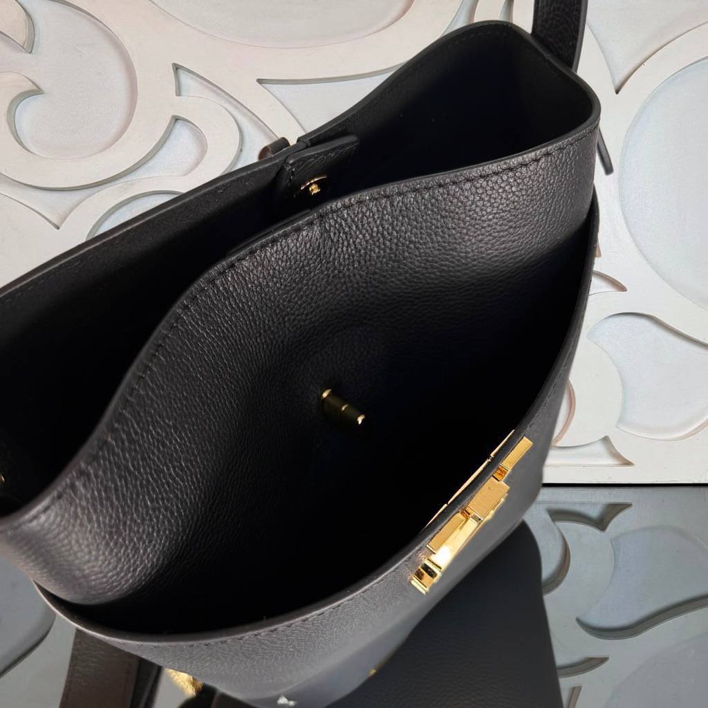 Louis Vuitton Lock and Walk 

22x20 cm 
5806-1 / 5838-3 ⭐️