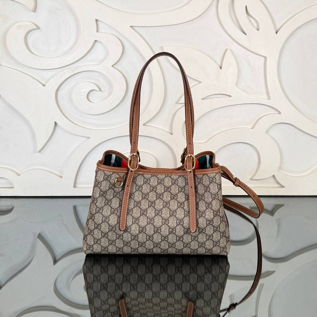 Gucci Emblem Small Tote Bag

28x18 cm 
210164 ⭐️