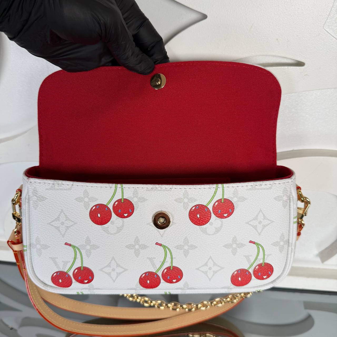 Louis Vuitton LV x TM Wallet on Chain Lily 

910093 ⭐️