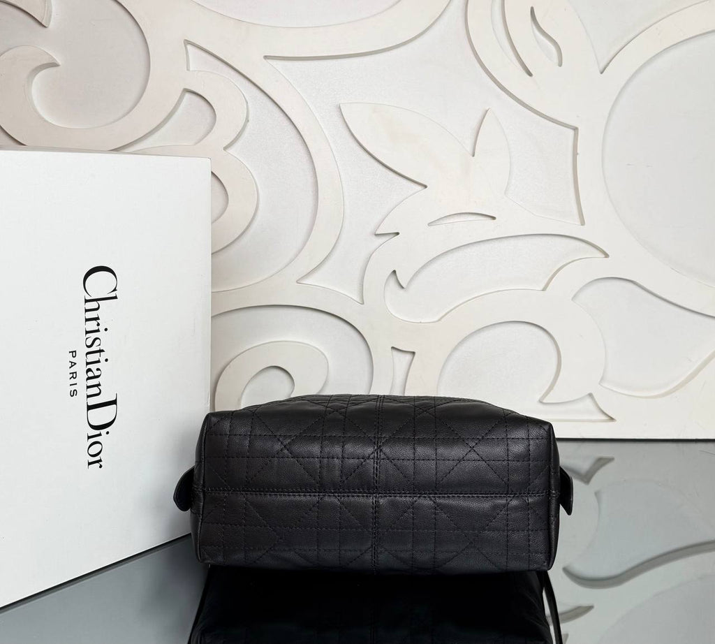 Christian Dior Voyage Bag Medium

30x18 cm 
910379 ⭐️