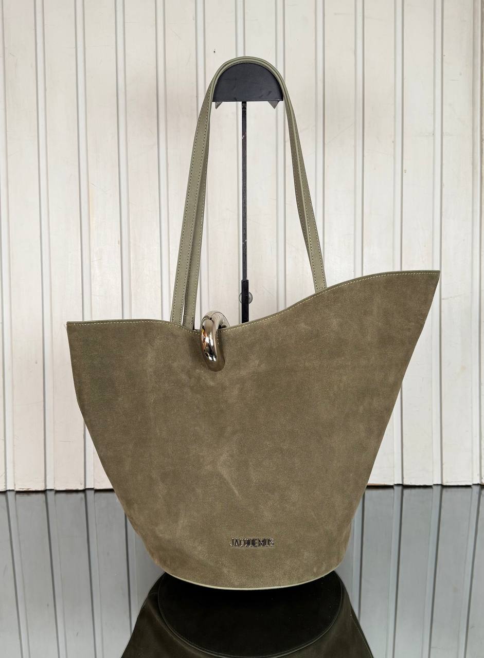 Jacquemus Bambola La Casa Suede Bag Large

33x38 cm
910388 ⭐️