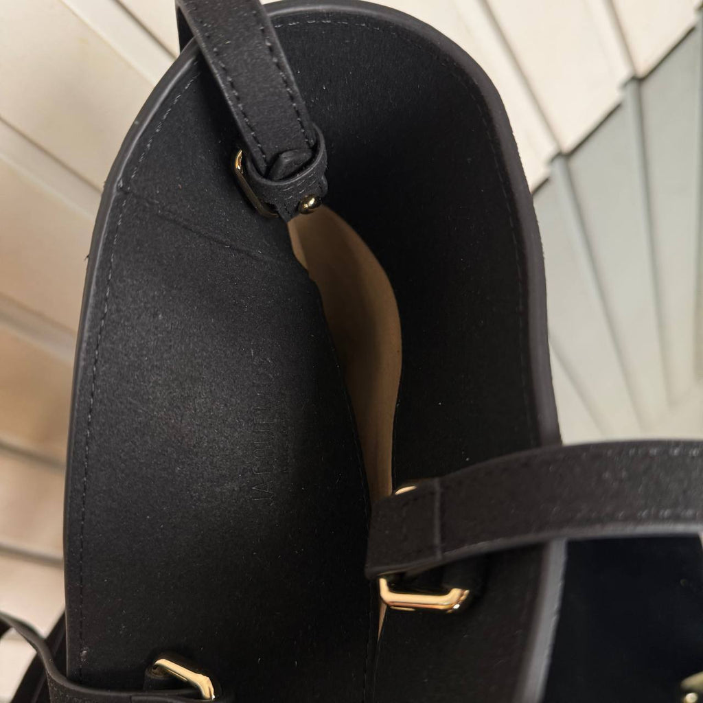 Jacquemus Bambola La Casa Suede Bag Large

33x38 cm
910388 ⭐️
