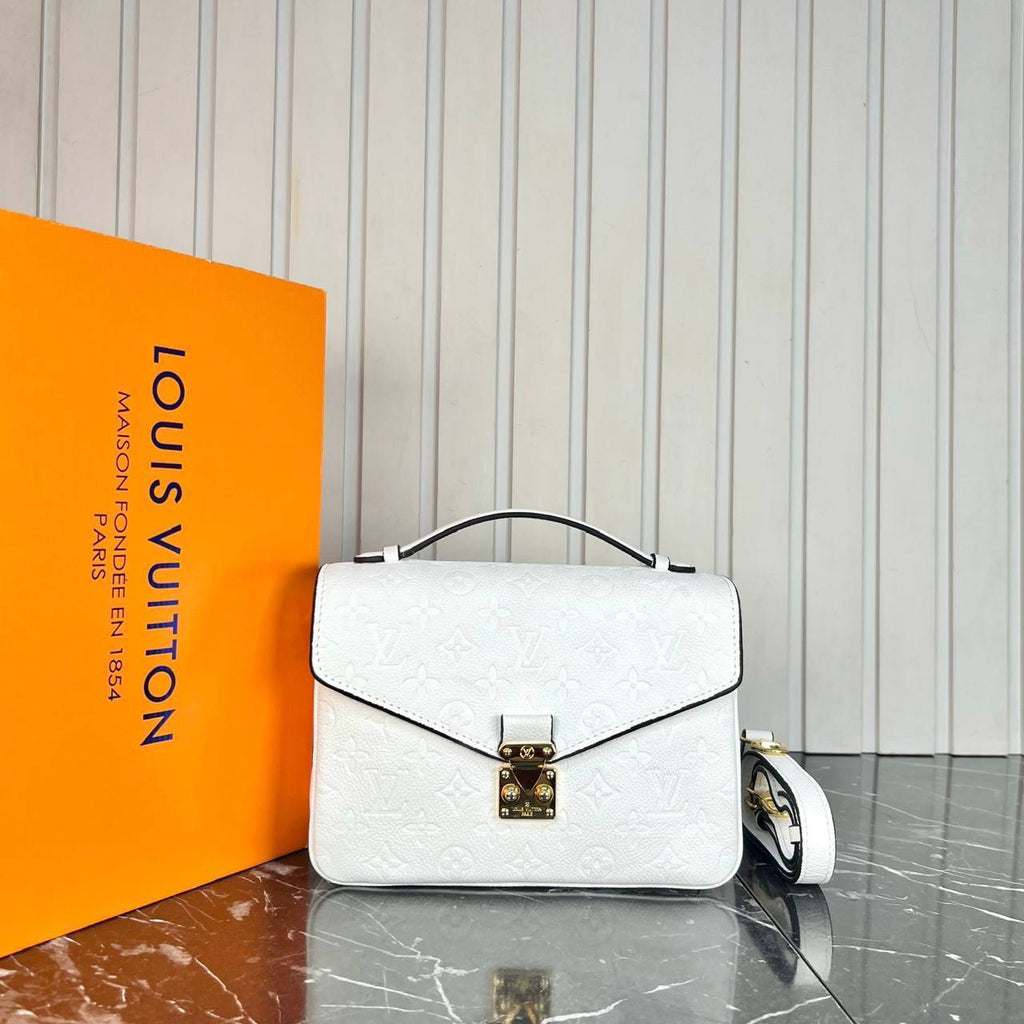 Louis Vuitton Pochette Metis 
Για επιλογή χρωματισμού παρακαλώ τηλεφωνική επικοινωνία 
5372 ⭐️