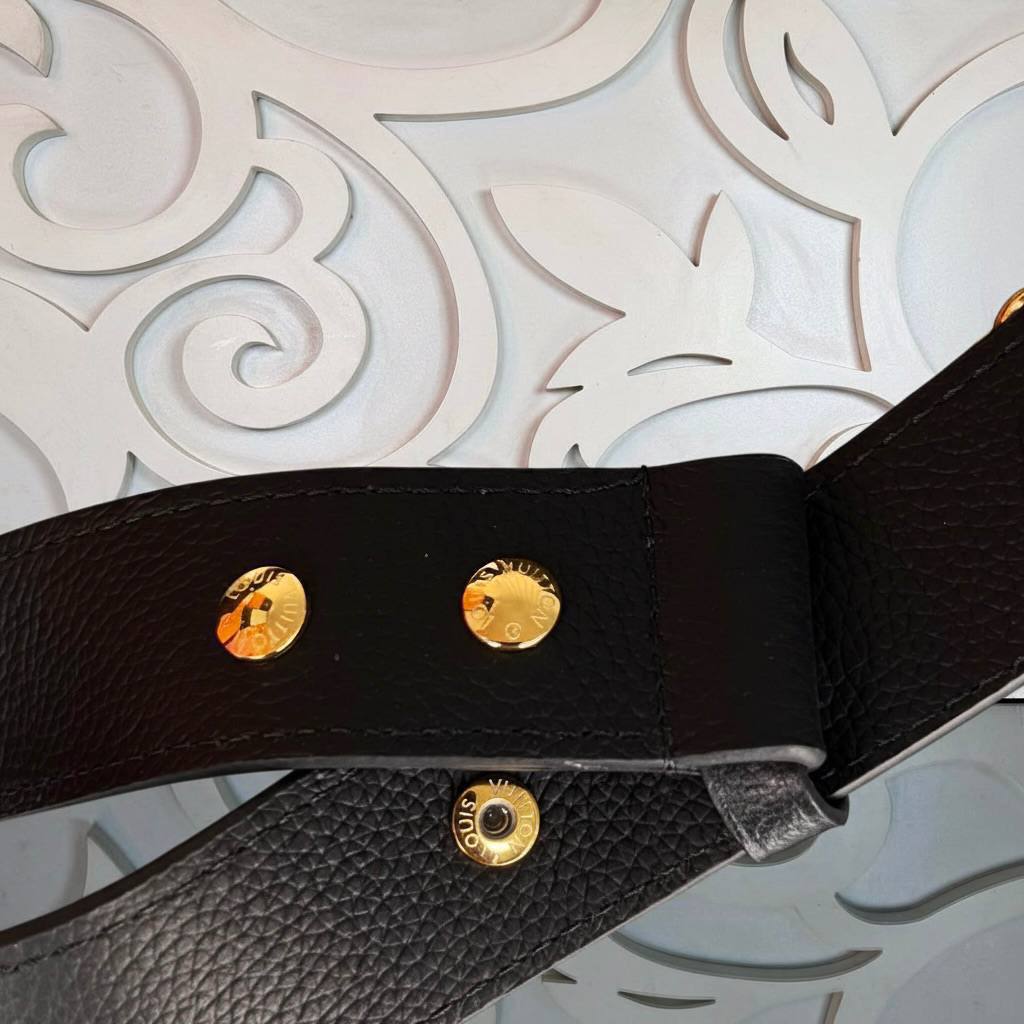 Louis Vuitton Lock and Walk 

22x20 cm 
5806-1 / 5838-3 ⭐️