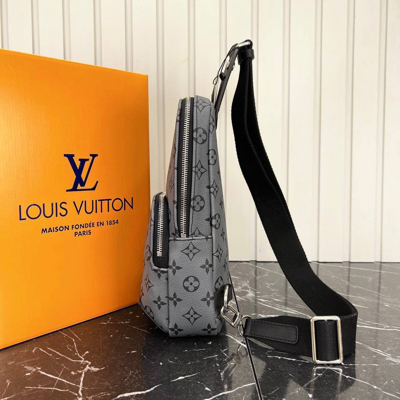 Louis Vuitton Avenue Sling Bag 

642-3