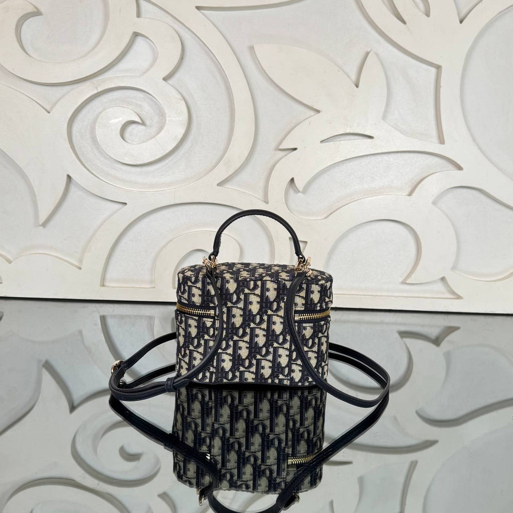 Christian Dior Mini Vanity Bag

17x11.5 cm
910983 ⭐️
