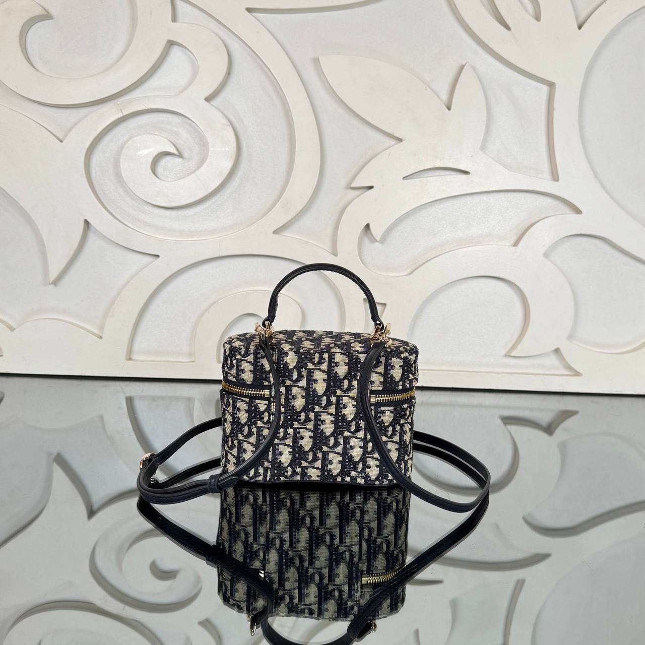 Christian Dior Mini Vanity Bag

17x11.5 cm
910983 ⭐️