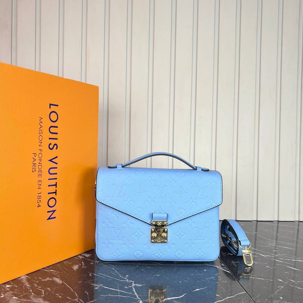 Louis Vuitton Pochette Metis 
Για επιλογή χρωματισμού παρακαλώ τηλεφωνική επικοινωνία 
5372 ⭐️