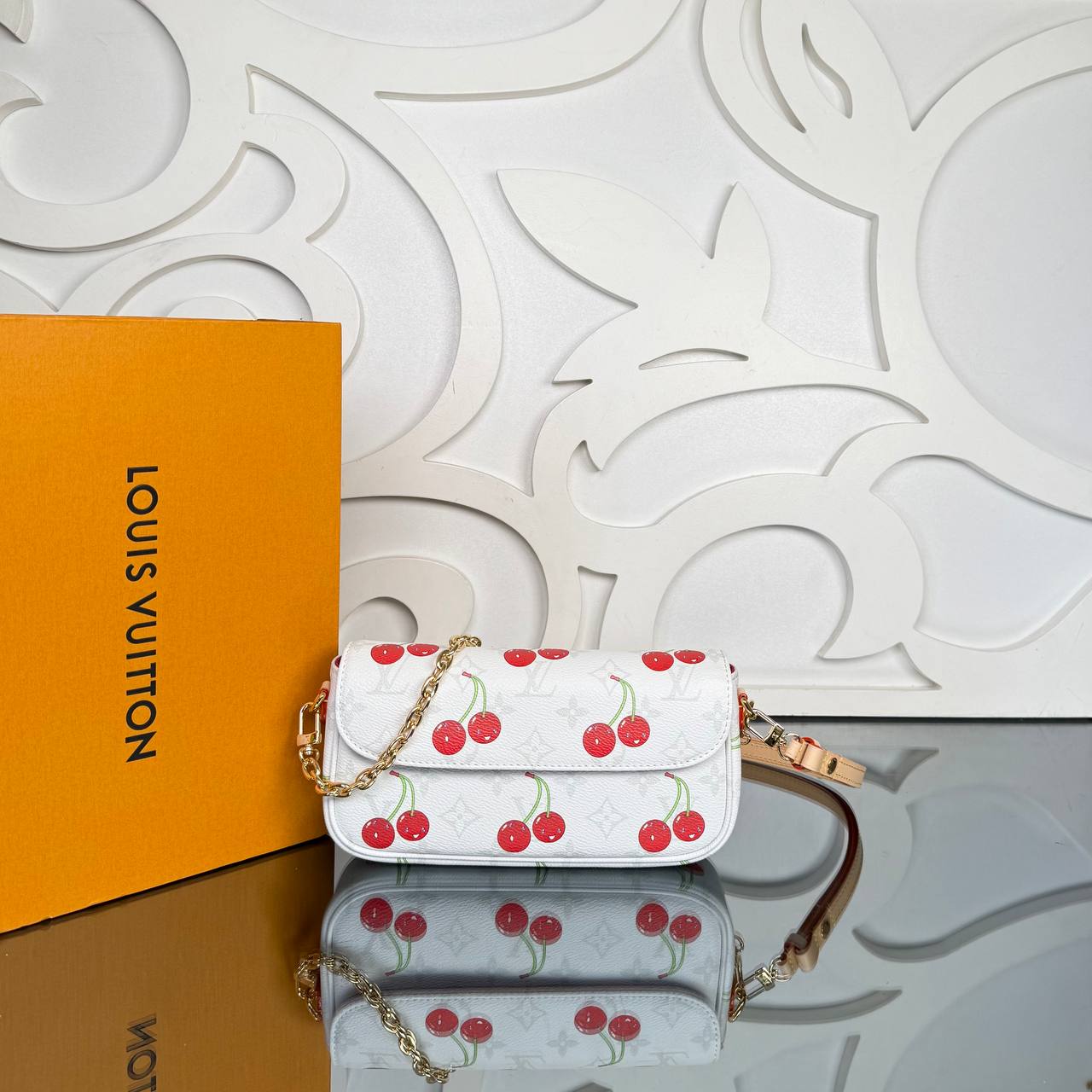 Louis Vuitton LV x TM Wallet on Chain Lily 

910093 ⭐️