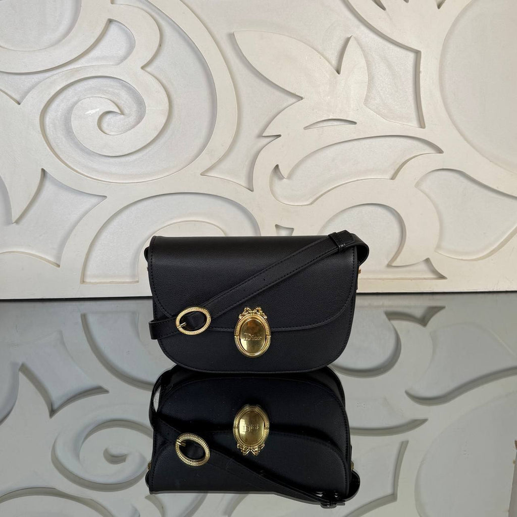 Christian Dior Medallion Flap Bag Medium

23.5x16.5 cm 
910937 ⭐️