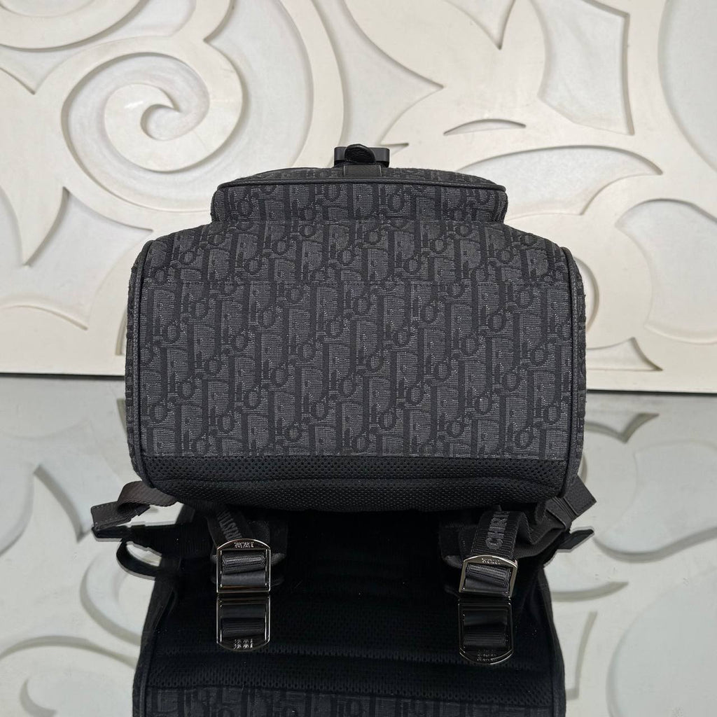 Christian Dior Saddle Backpack with Flap in Oblique Jacquard

32x42 cm
910929 ⭐️