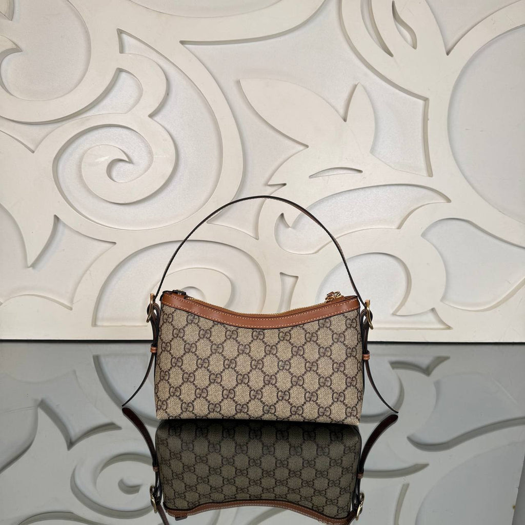Gucci Emblem Small Handbag

23x12 cm 
910375 ⭐️