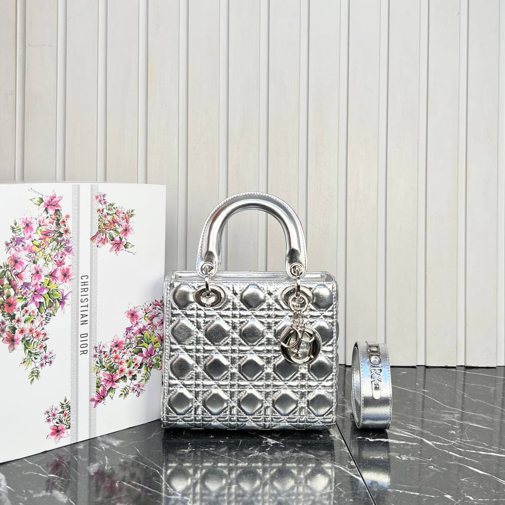 Christian Dior Lady Dior Medium

20x18 cm 
6268-1 ⭐️