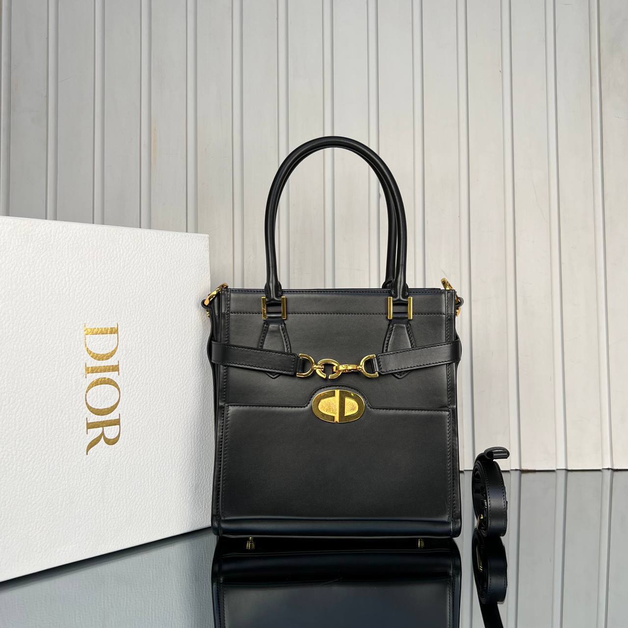 Christian Dior Square Tote Bag Medium

24x24 cm 
5855 ⭐️