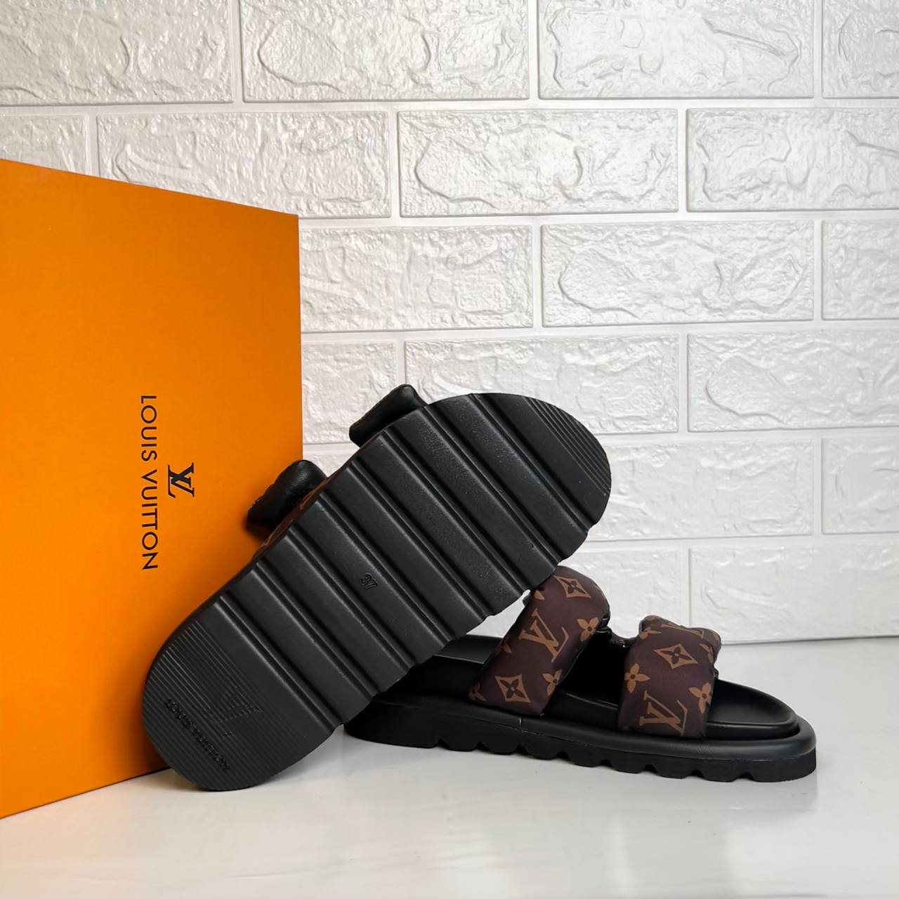 Louis Vuitton Pool Pillow Flat Comfort Mule

211116 ⭐️