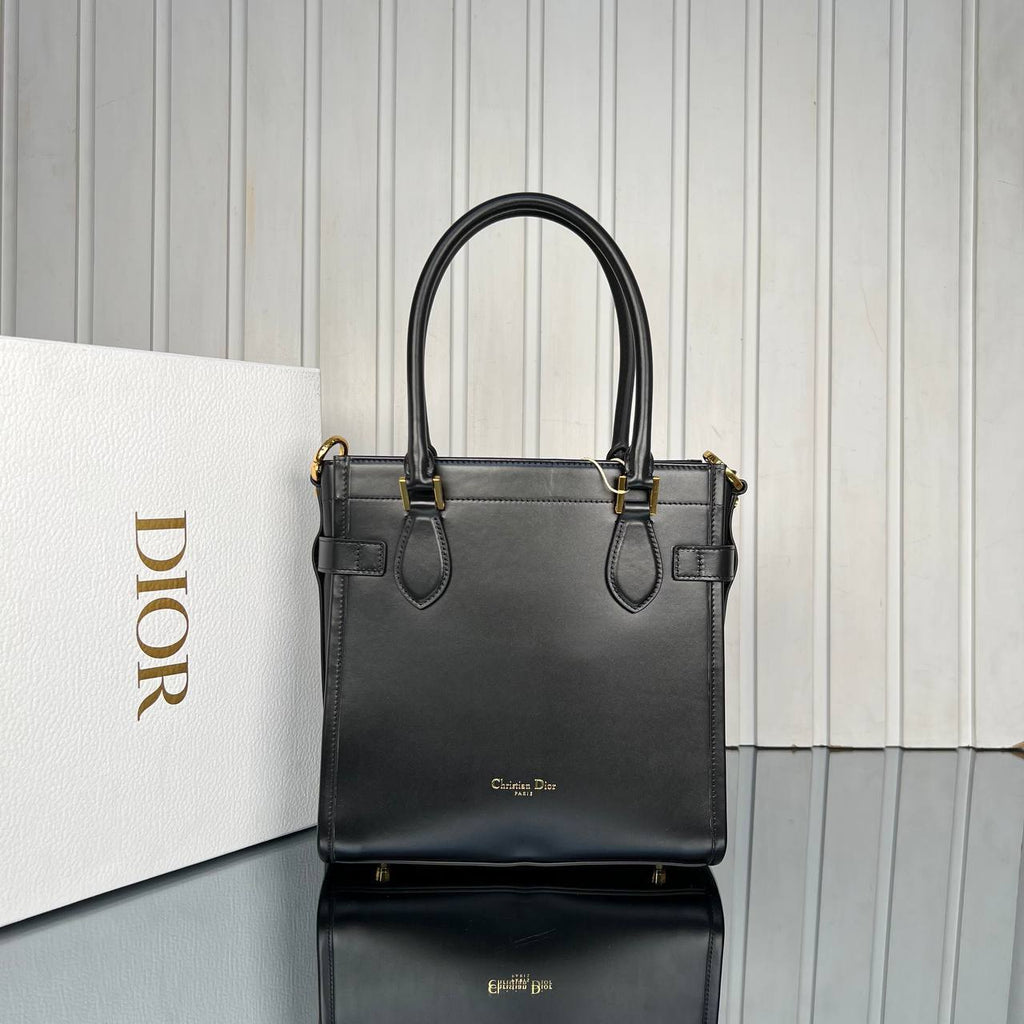 Christian Dior Square Tote Bag Medium

24x24 cm 
5855 ⭐️