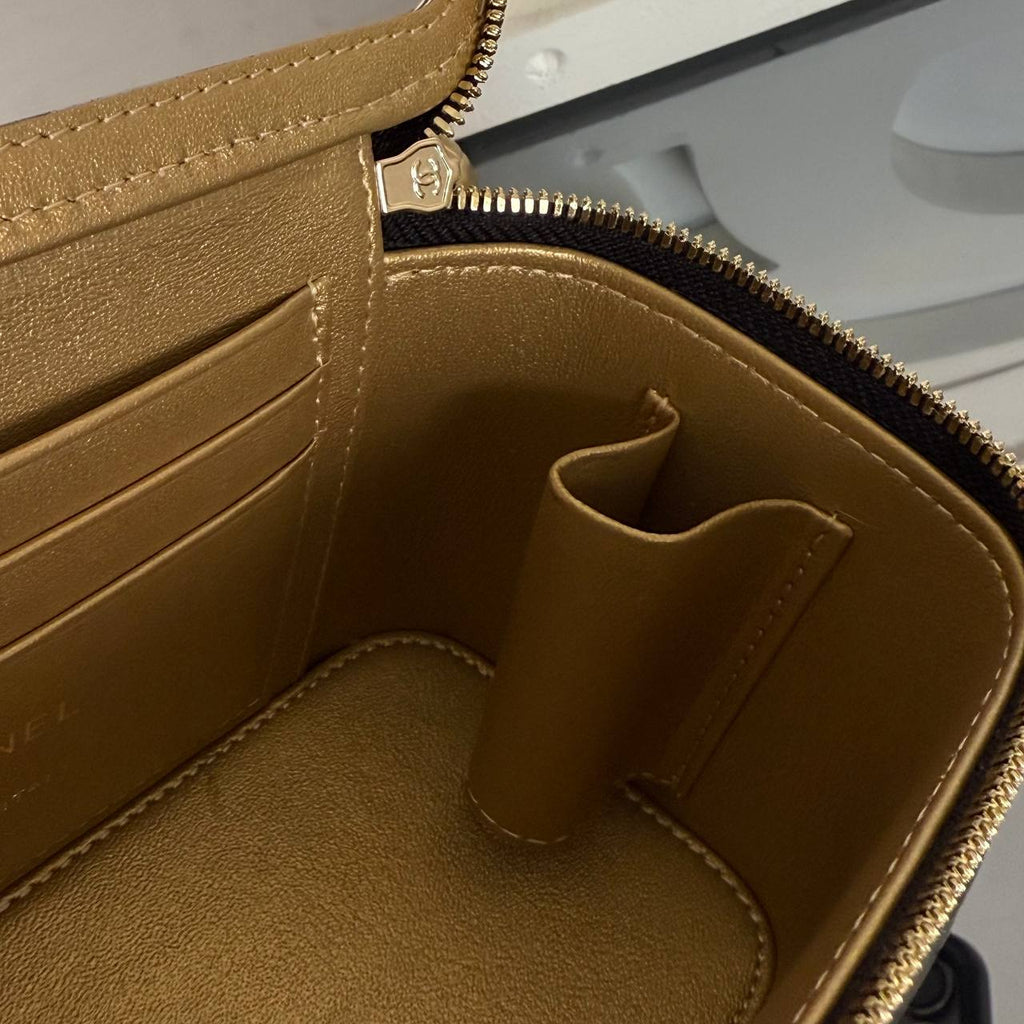 Chanel Small Vanity Bag with Goldball Hardware

16x10 cm
910218 ⭐️