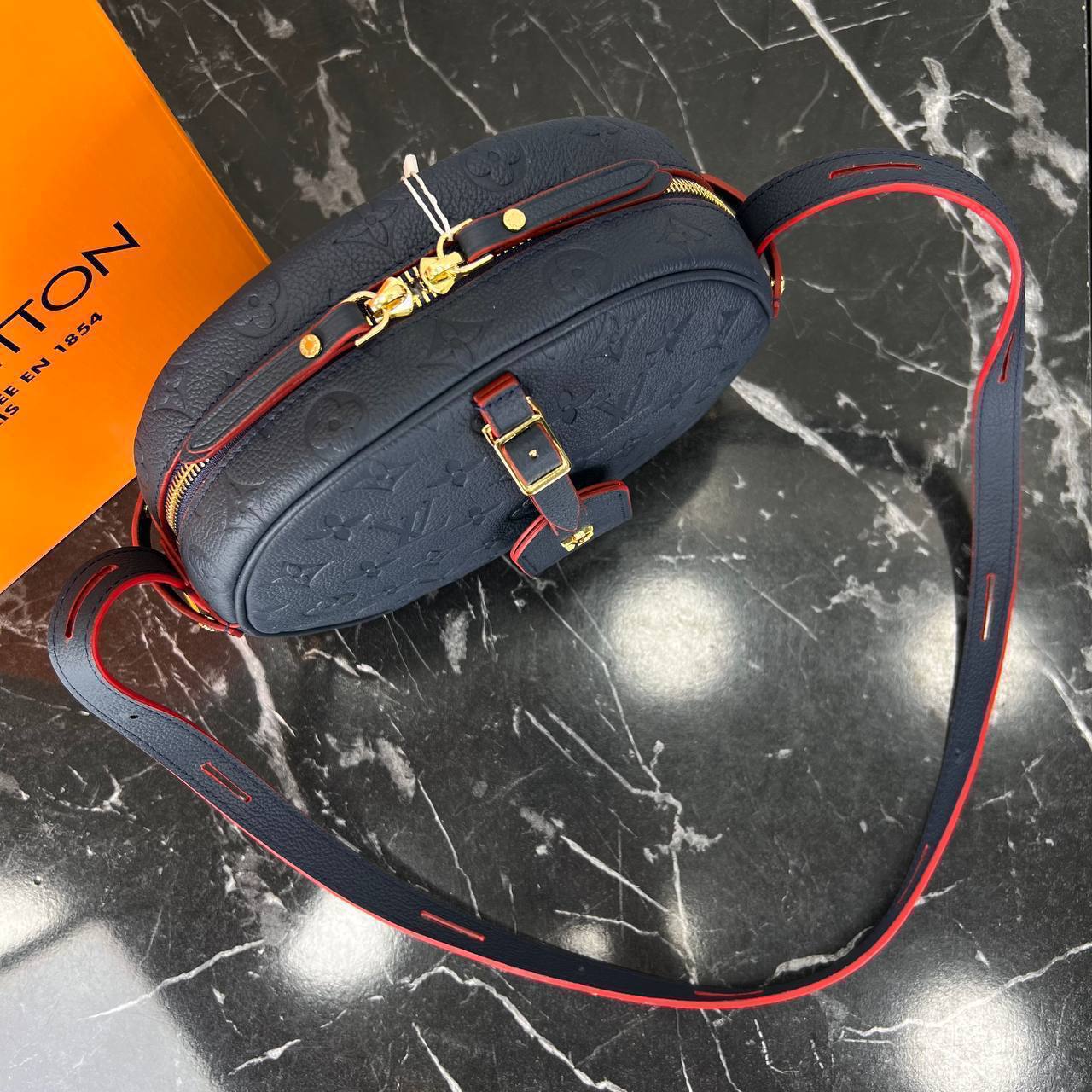 Louis Vuitton Boite Chapeau Bag 

705.2