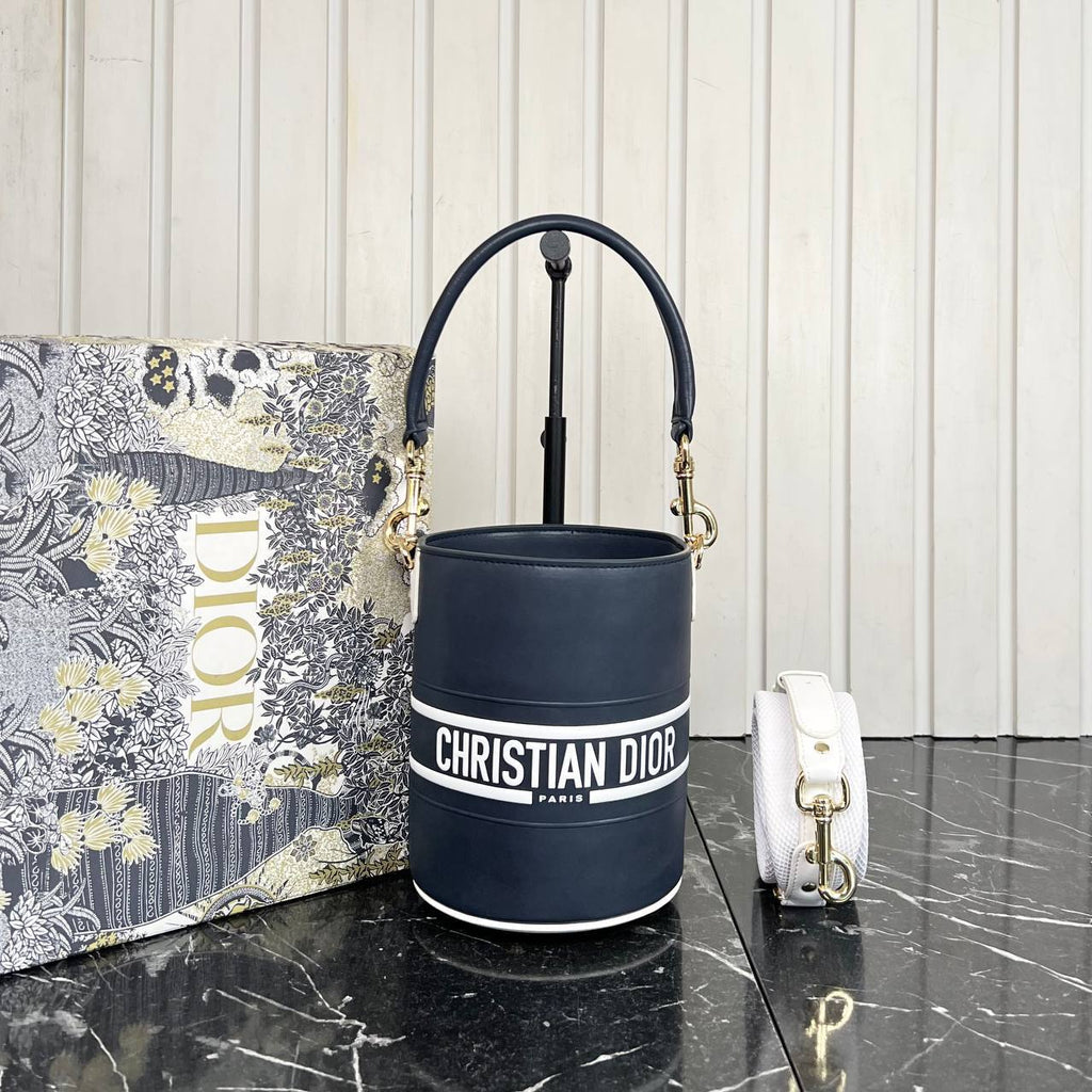 Christian Dior Vibe Bucket Bag 

14x18 cm
6954