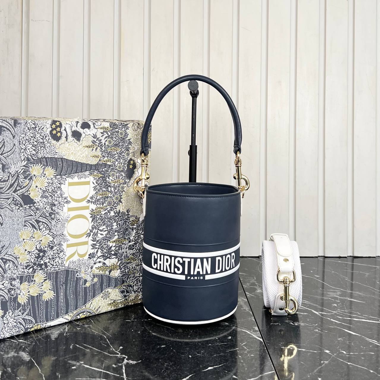 Christian Dior Vibe Bucket Bag 

14x18 cm
6954