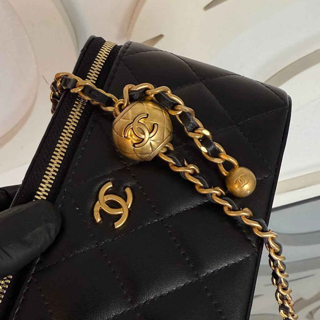Chanel Small Vanity Bag with Goldball Hardware

16x10 cm
910218 ⭐️