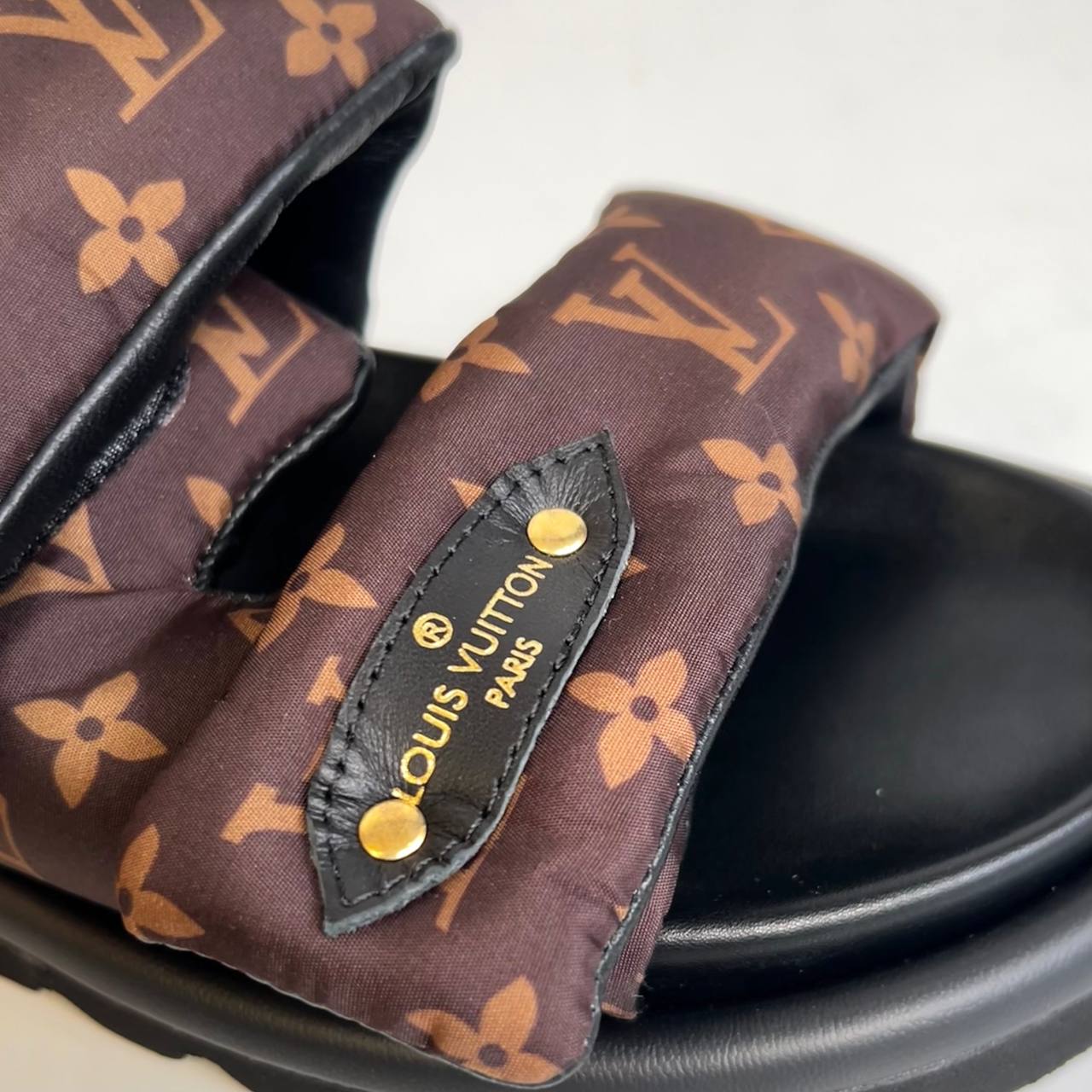 Louis Vuitton Pool Pillow Flat Comfort Mule

211116 ⭐️