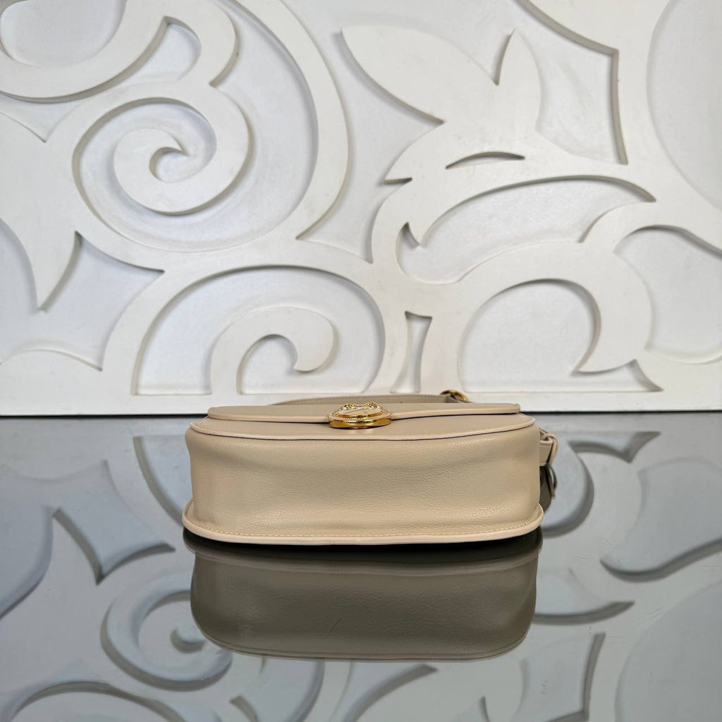 Christian Dior Medallion Flap Bag Medium

23.5x16.5 cm 
910937 ⭐️