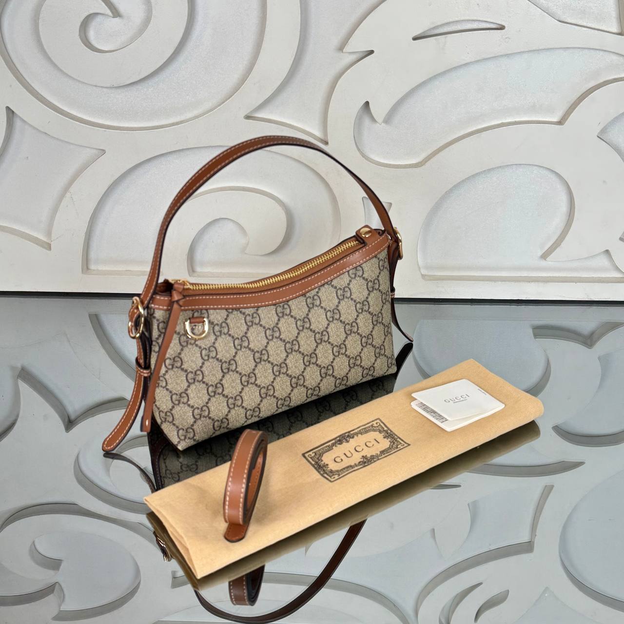 Gucci Emblem Small Handbag

23x12 cm 
910375 ⭐️