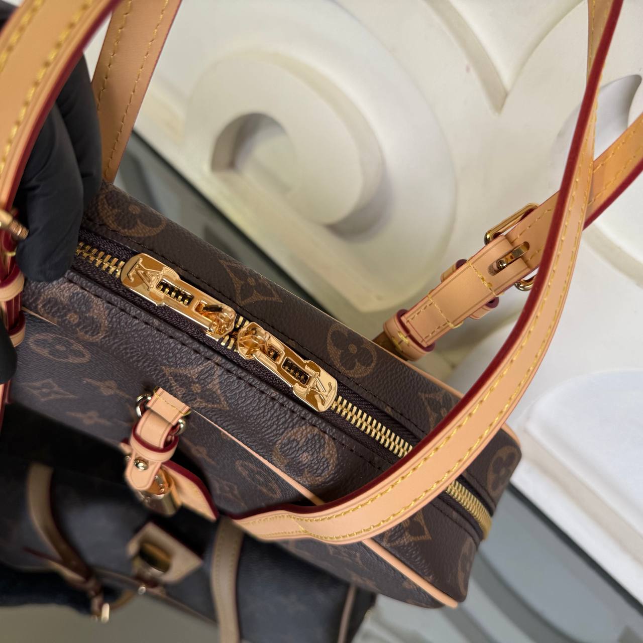 Louis Vuitton Hang On Bag 

6127-3 ⭐️