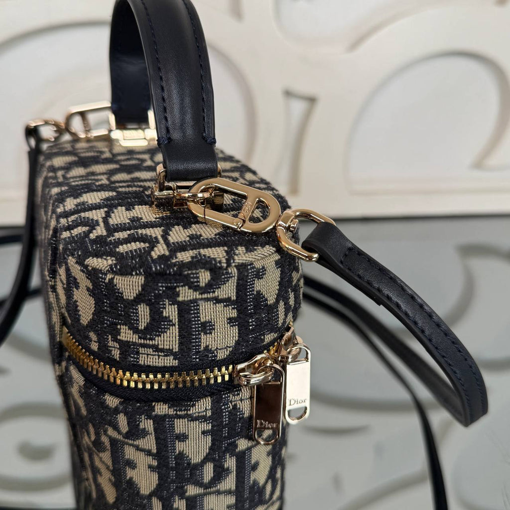 Christian Dior Mini Vanity Bag

17x11.5 cm
910983 ⭐️