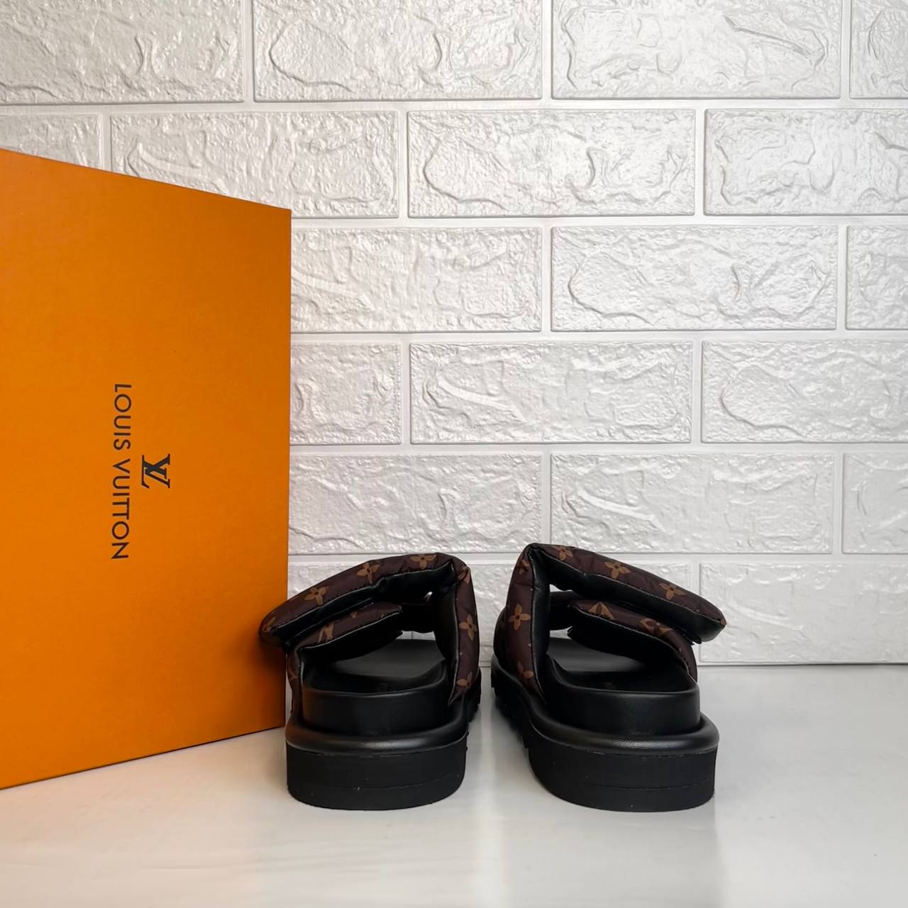 Louis Vuitton Pool Pillow Flat Comfort Mule

211116 ⭐️