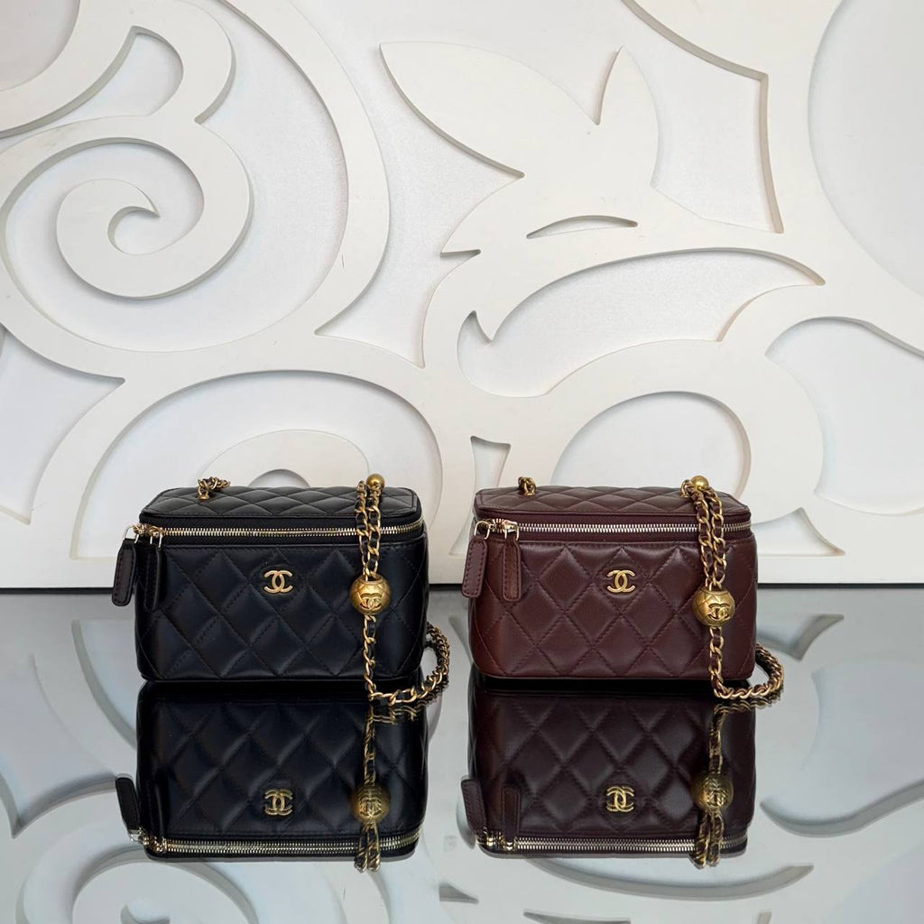 Chanel Small Vanity Bag with Goldball Hardware

16x10 cm
910218 ⭐️