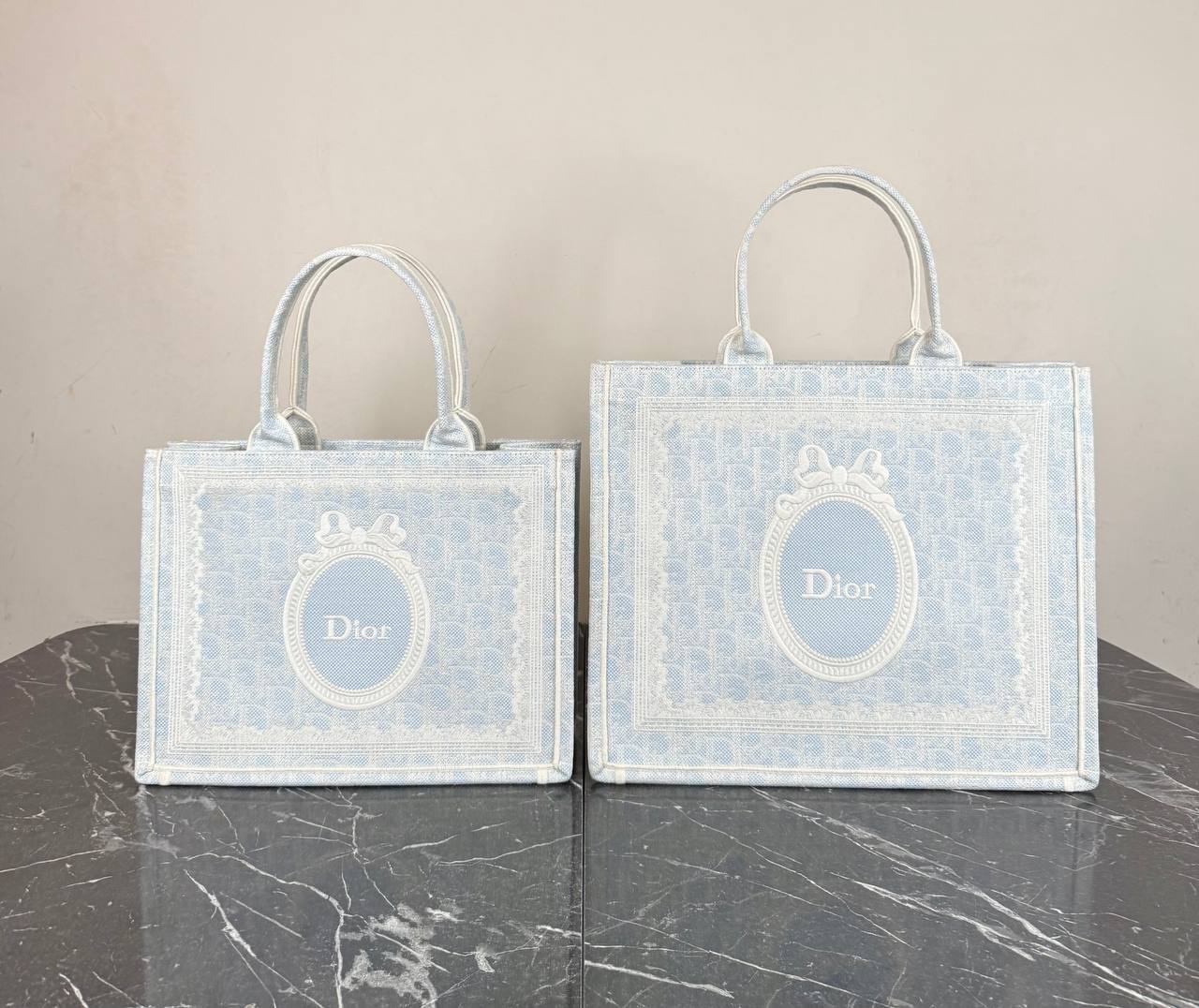 Christian Dior Book Tote Medium

42x35 cm 
910625 ⭐️