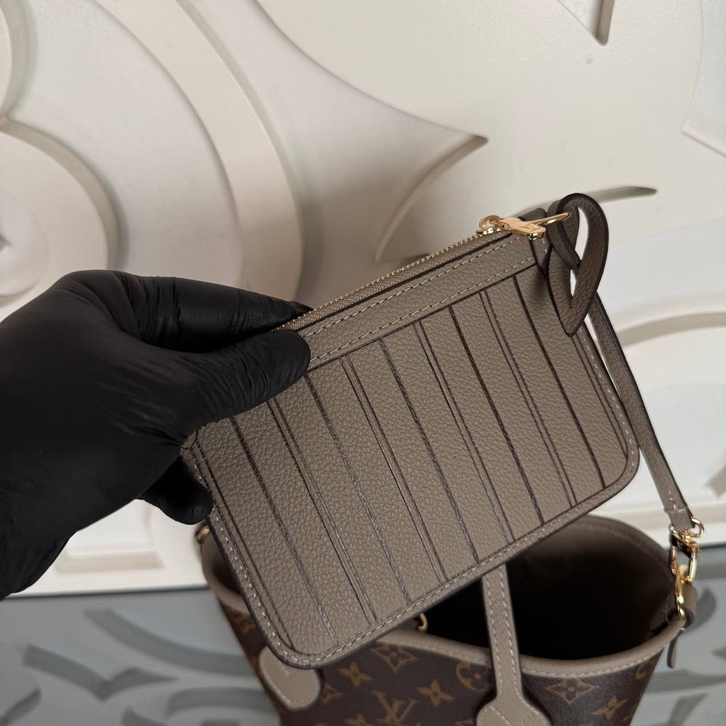 Louis Vuitton Neverfull Bandouliere Inside Out BB
Big size 42x28
19x16 cm small size 
210005 ⭐️