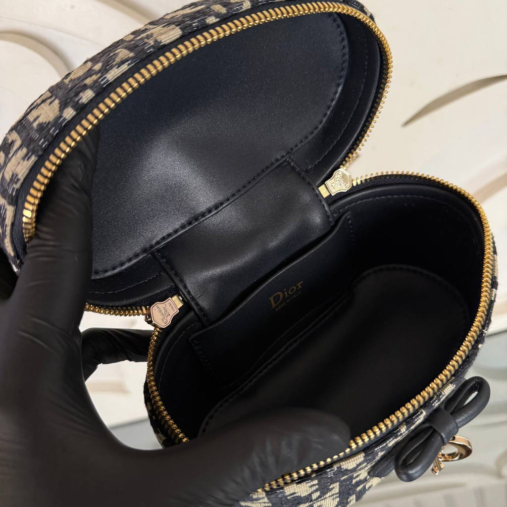 Christian Dior Mini Vanity Bag

17x11.5 cm
910983 ⭐️