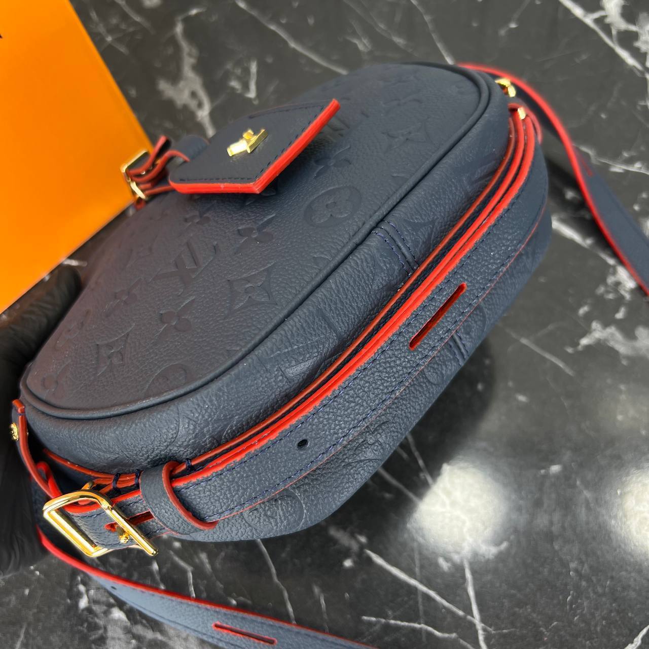 Louis Vuitton Boite Chapeau Bag 

705.2