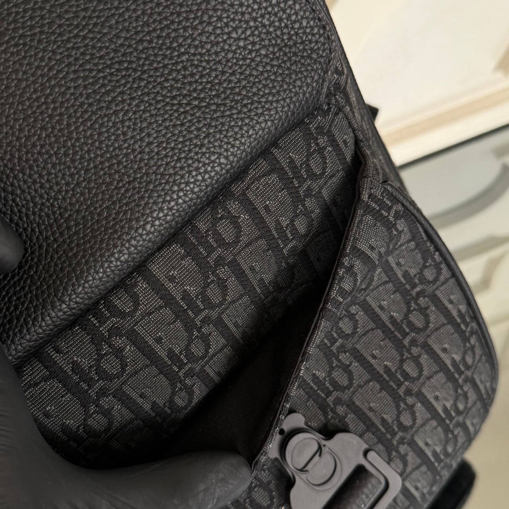 Christian Dior Saddle Backpack with Flap in Oblique Jacquard

32x42 cm
910929 ⭐️