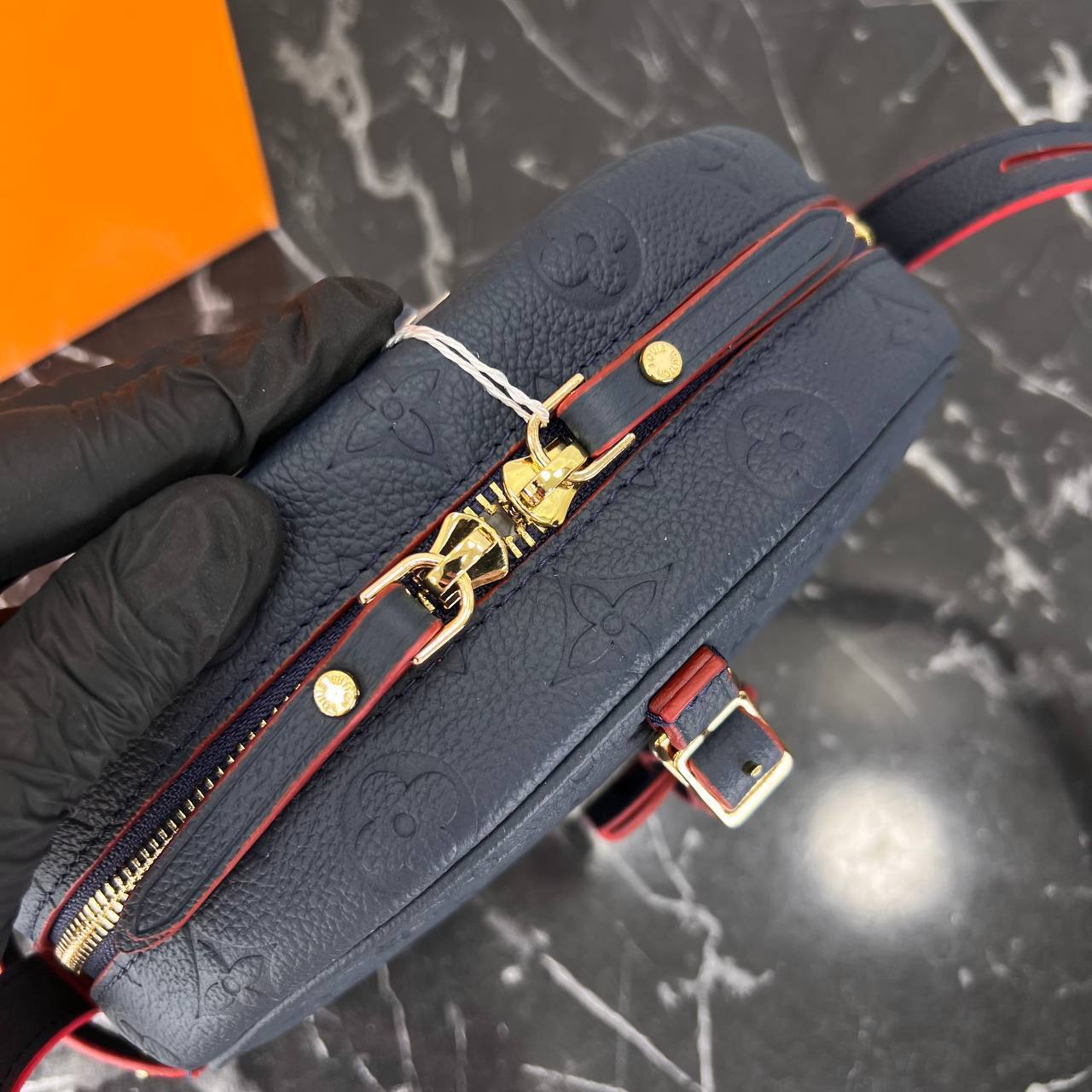 Louis Vuitton Boite Chapeau Bag 

705.2