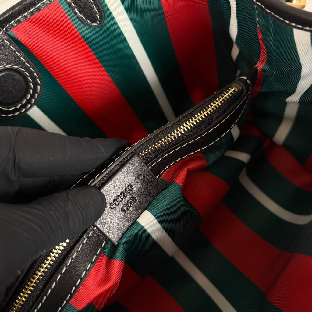 Gucci Emblem Small Tote Bag

28x18 cm 
210164 ⭐️