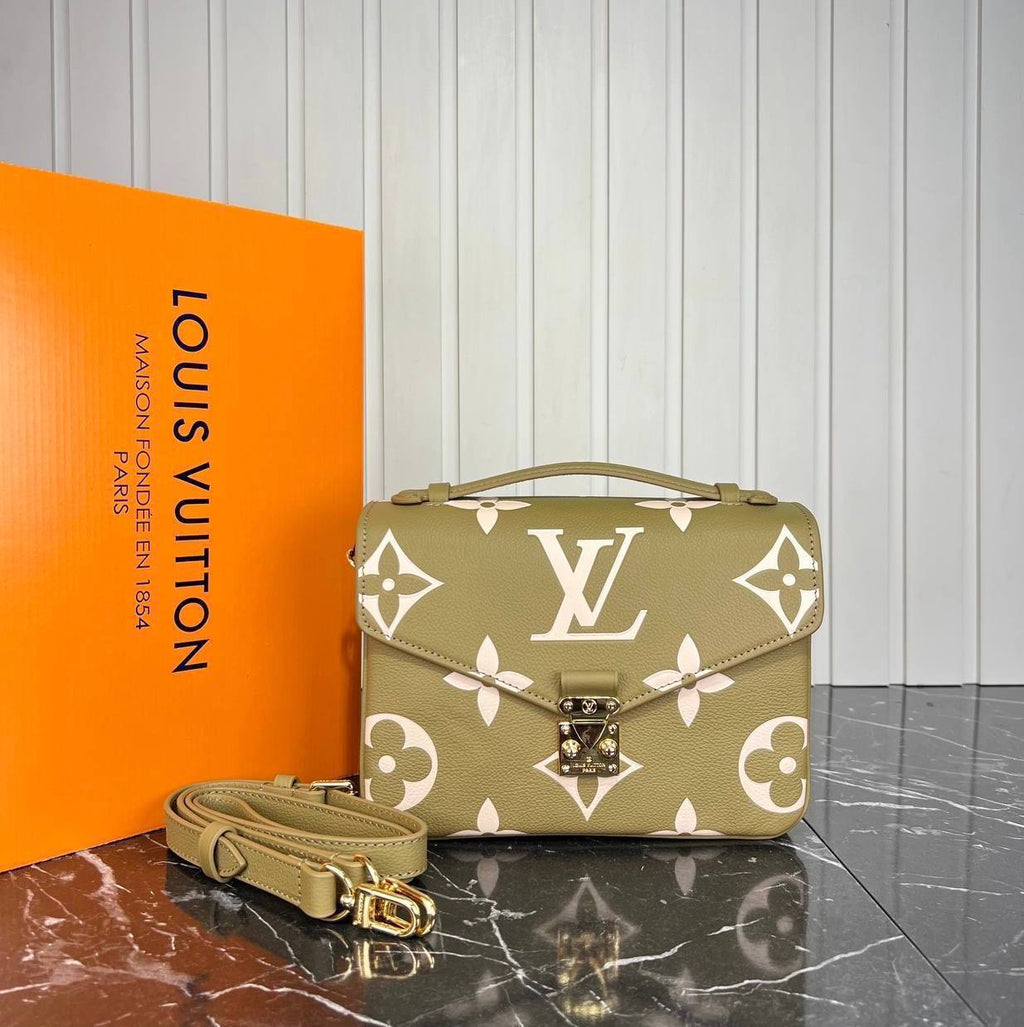 Louis Vuitton Pochette Metis  

5372-2 ⭐️