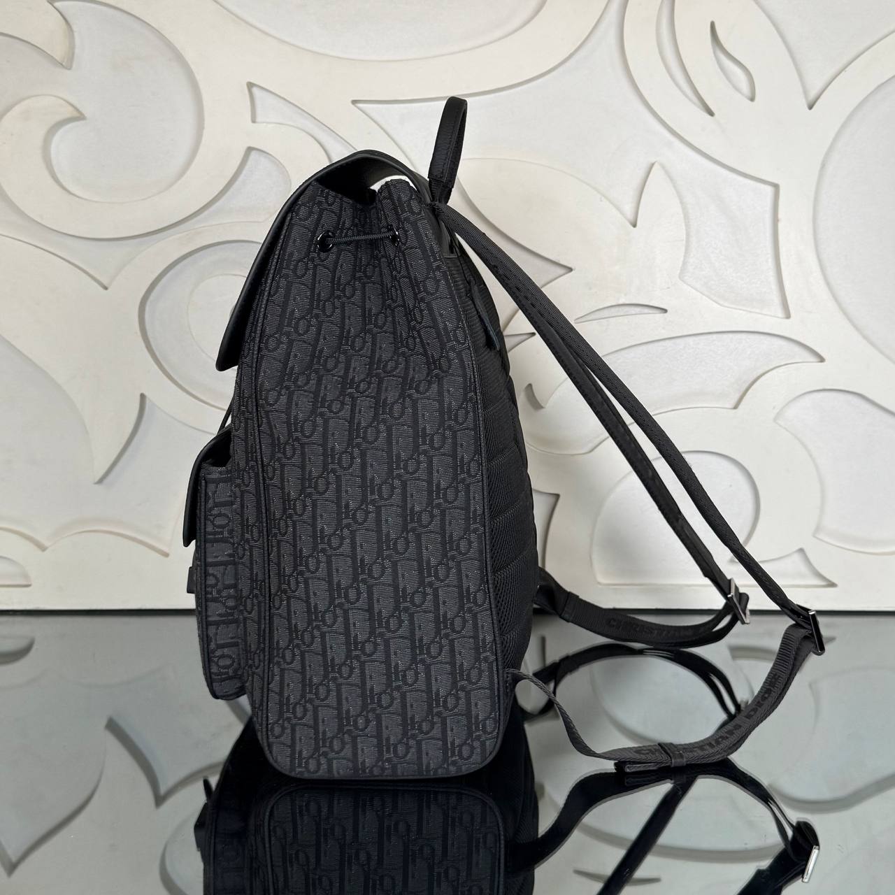 Christian Dior Saddle Backpack with Flap in Oblique Jacquard

32x42 cm
910929 ⭐️